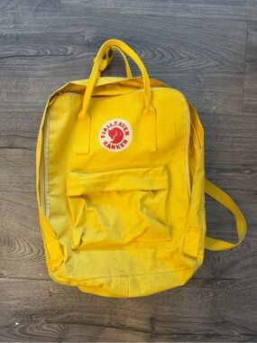 Fjällräven Kånken Classic Backpack in Yellow